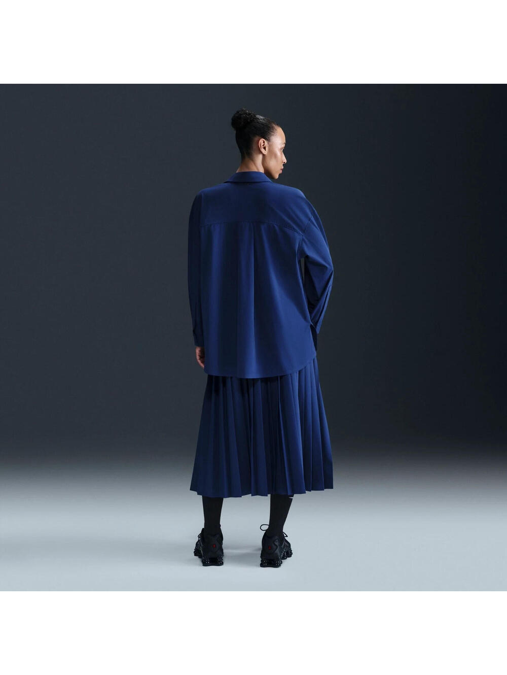 $130 Nike Women’s 24.7 PerfectStretch Dri-FIT Oversized Long Sleeve Shirt Small - Picture 4 of 9
